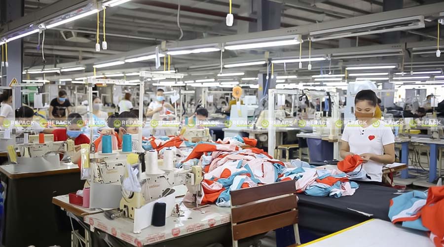 Đội ngũ thợ may tay nghề cao tại xưởng sản xuất túi vải Repack Đội ngũ thợ may tay nghề cao tại xưởng sản xuất túi vải Repack