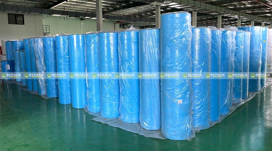 Vải SMS được sản xuất thành từng cuộn tròn Vải SMS được sản xuất thành từng cuộn tròn