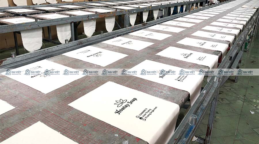 Khu vực in lụa rộng lớn, chuyên nghiệp tại xưởng Đại Việt