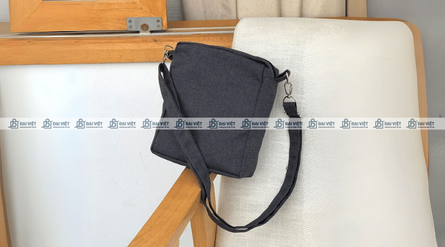 Mẫu túi đeo chéo nam vải canvas