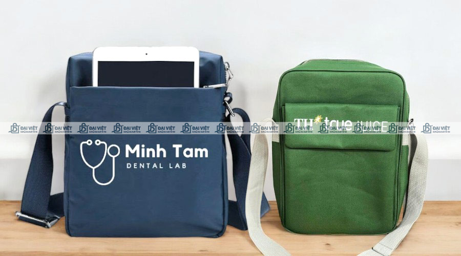 Túi đeo chéo vải dù được in ấn bằng kỹ thuật in lụa