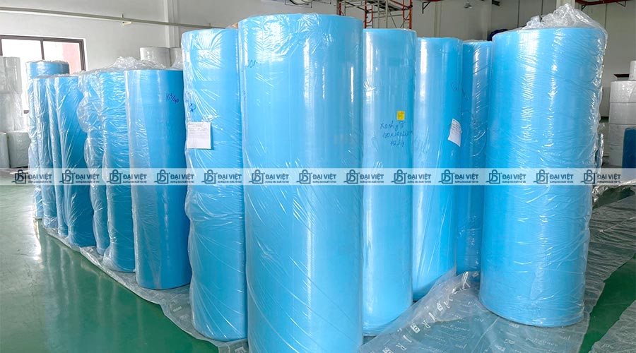 Vải không dệt SMS được sản xuất thành từng cuộn vải 